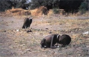 Bu foto?raf 1994'de Sudan'daki k?tl?k s?ras?nda çekildi ve foto?rafç? Kevin Carter'a Pulitzer ödülünü kazand?rd?. Çocuk emekleyerek l km. ötedeki Birle?mi? Milletler yemek kamp?na gitmeye çal???yor. Arkas?ndaki akbaba, çocu?un ölmesini bekliyor. Foto?raf? çeken Kevin Carter, foto?raf? çeker çekmez oradan ayr?l?yor ve kimse çocu?a ne oldu?unu bilmiyor. Foto?rafç? Kevin Carter 3 ay sonra depresyona giriyor ve intihar ediyor. Ve dünya hala dönüyor ?